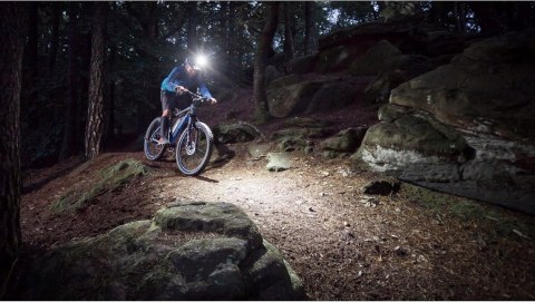 LAMPKA PRZEDNIA ROWEROWA NA KASK ROWEROWY FISCHER LUMOZ H1600