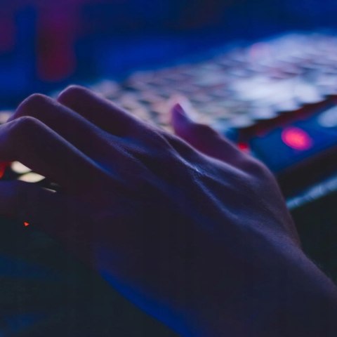 PODSTAWKA STOLIK POD MONITOR REGULOWANA Z SZUFLADĄ EWENT EW1280